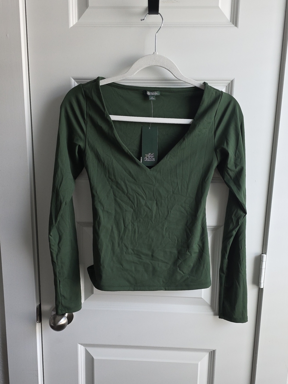 Wild Fable Deep V-Neck Long Sleeve Top in Olive Green XS G218